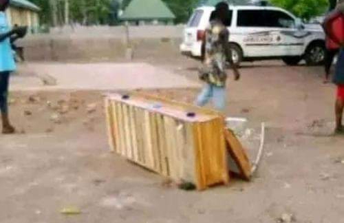 PHOTOS: Not Beautiful, Family Rejects Casket Brought By Son-in-law For Mother-in-law’s Burial -