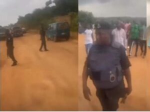 VIDEO: Many Days For The Thief, One Day For The Owner Speaker Catches Policemen Extorting Money From Youths, Orders Immediate Refund