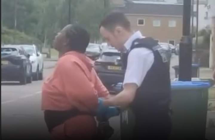 VIDEO: Nigerian Woman Arrested For Fightiπg Husband Side Chi¢k In UK  -