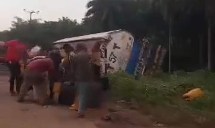 VIDEO: Days After Jigawa Tragedy Nigerians Scooping Petrol From Tanker In Cross River -