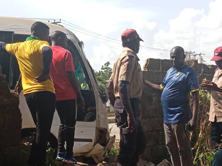 BREAKING: Many Causalities As Bus Conveying Nigerian Footballers Crashes -