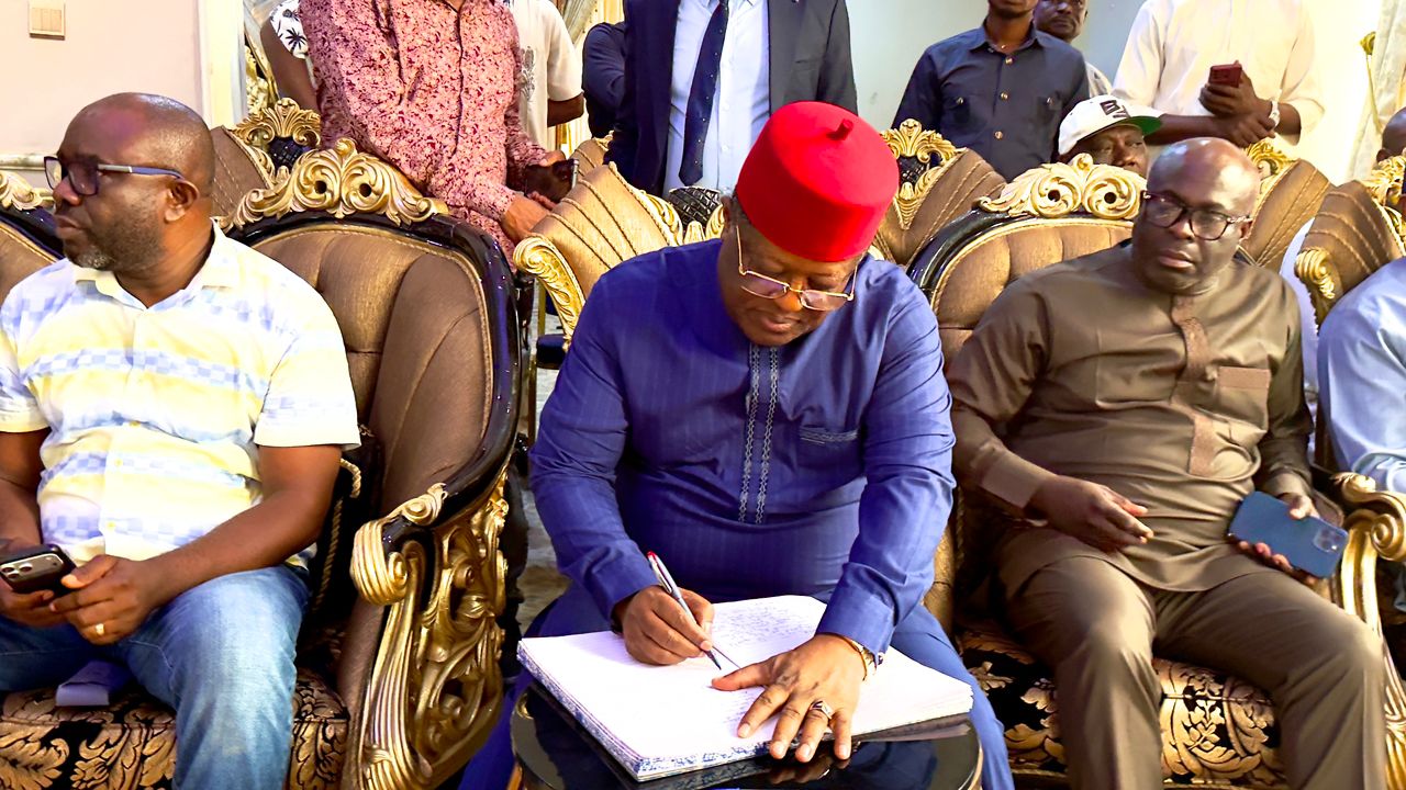 Umahi Mourns With Former Deputy Igwe, Condemns Brutal Killing Of Monarch During Condolence Visit To Igwe Family